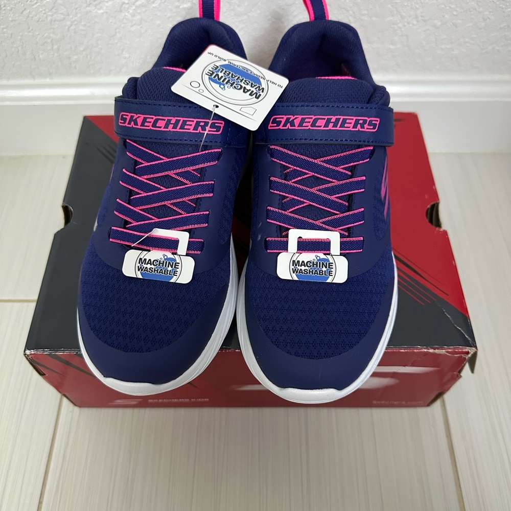NIB Girls Skechers Go Run size 4 Navy/pink Shoes